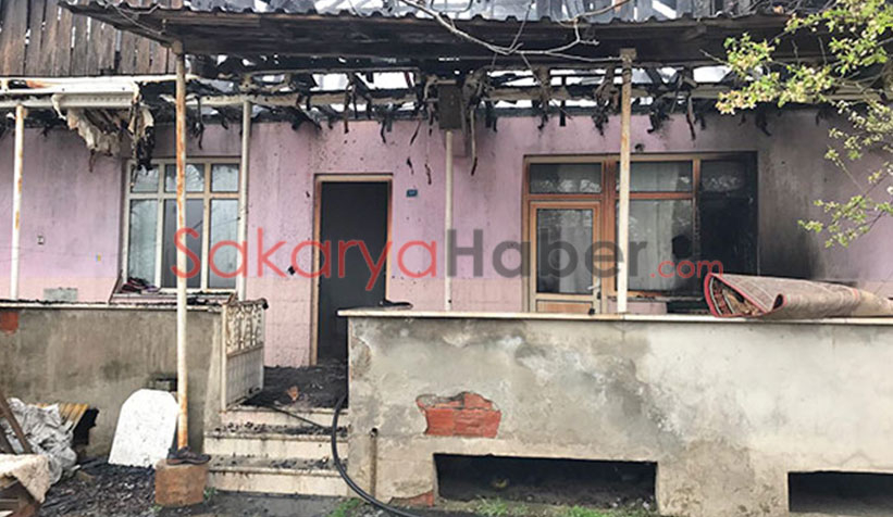 Akyazı'da ev alevlere teslim oldu