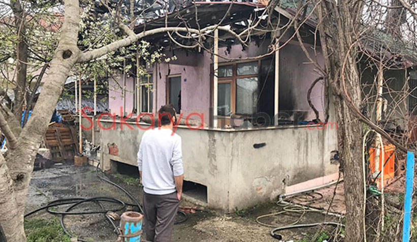 Akyazı'da ev alevlere teslim oldu