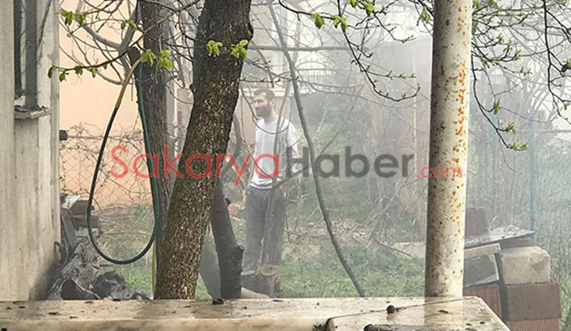 Akyazı'da ev alevlere teslim oldu