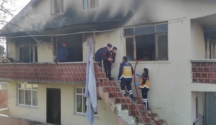 Akyazı'da bir evde çıkan yangında 72 yaşındaki yaşlı adam yaşamını yitirdi