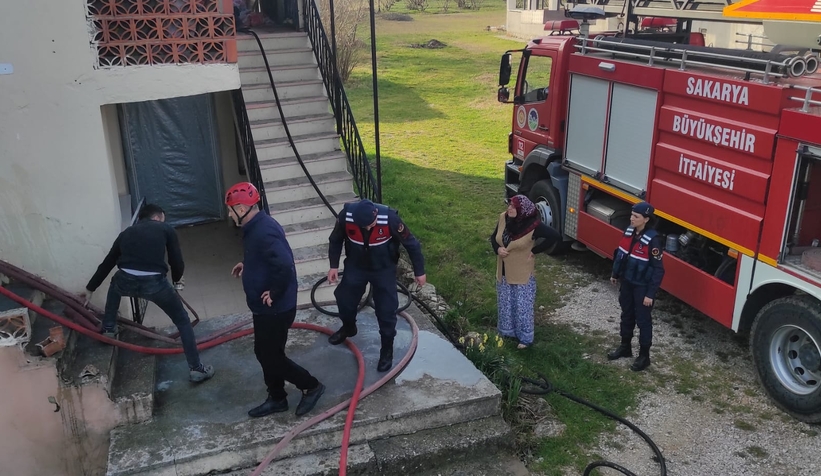 Akyazı'da bir evde çıkan yangında 72 yaşındaki yaşlı adam yaşamını yitirdi
