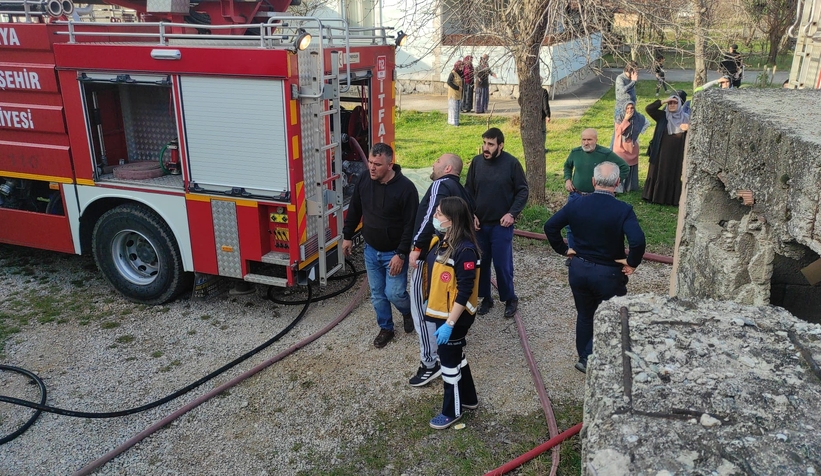 Akyazı'da bir evde çıkan yangında 72 yaşındaki yaşlı adam yaşamını yitirdi