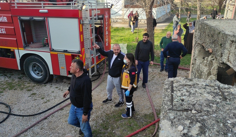 Akyazı'da bir evde çıkan yangında 72 yaşındaki yaşlı adam yaşamını yitirdi