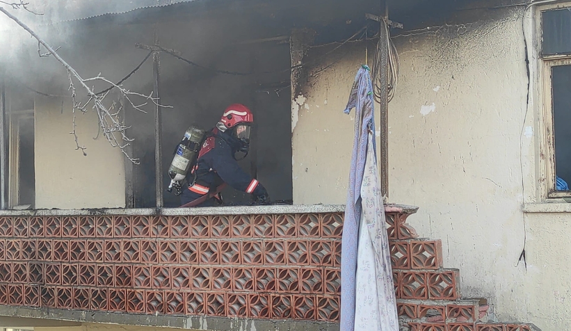 Akyazı'da bir evde çıkan yangında 72 yaşındaki yaşlı adam yaşamını yitirdi