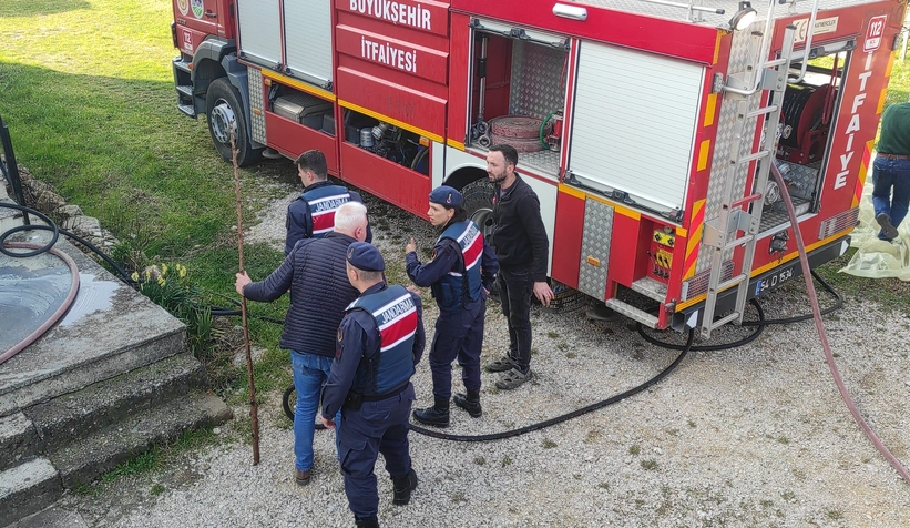 Akyazı'da bir evde çıkan yangında 72 yaşındaki yaşlı adam yaşamını yitirdi