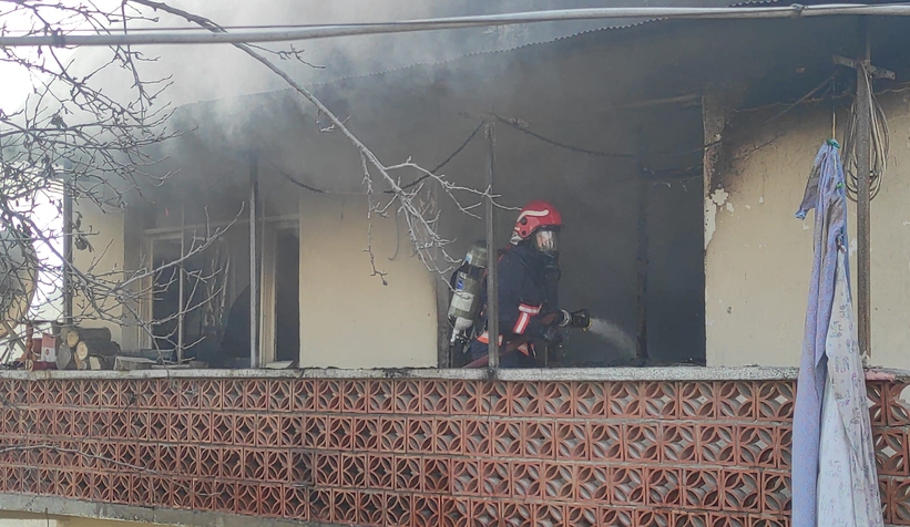 Akyazı'da bir evde çıkan yangında 72 yaşındaki yaşlı adam yaşamını yitirdi