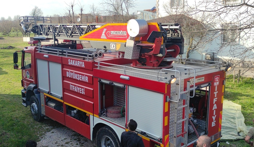 Akyazı'da bir evde çıkan yangında 72 yaşındaki yaşlı adam yaşamını yitirdi