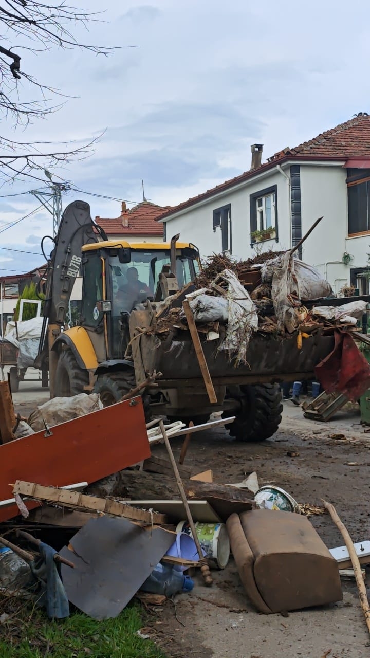 Akyazı'da evden kamyonlar dolusu çöp çıktı