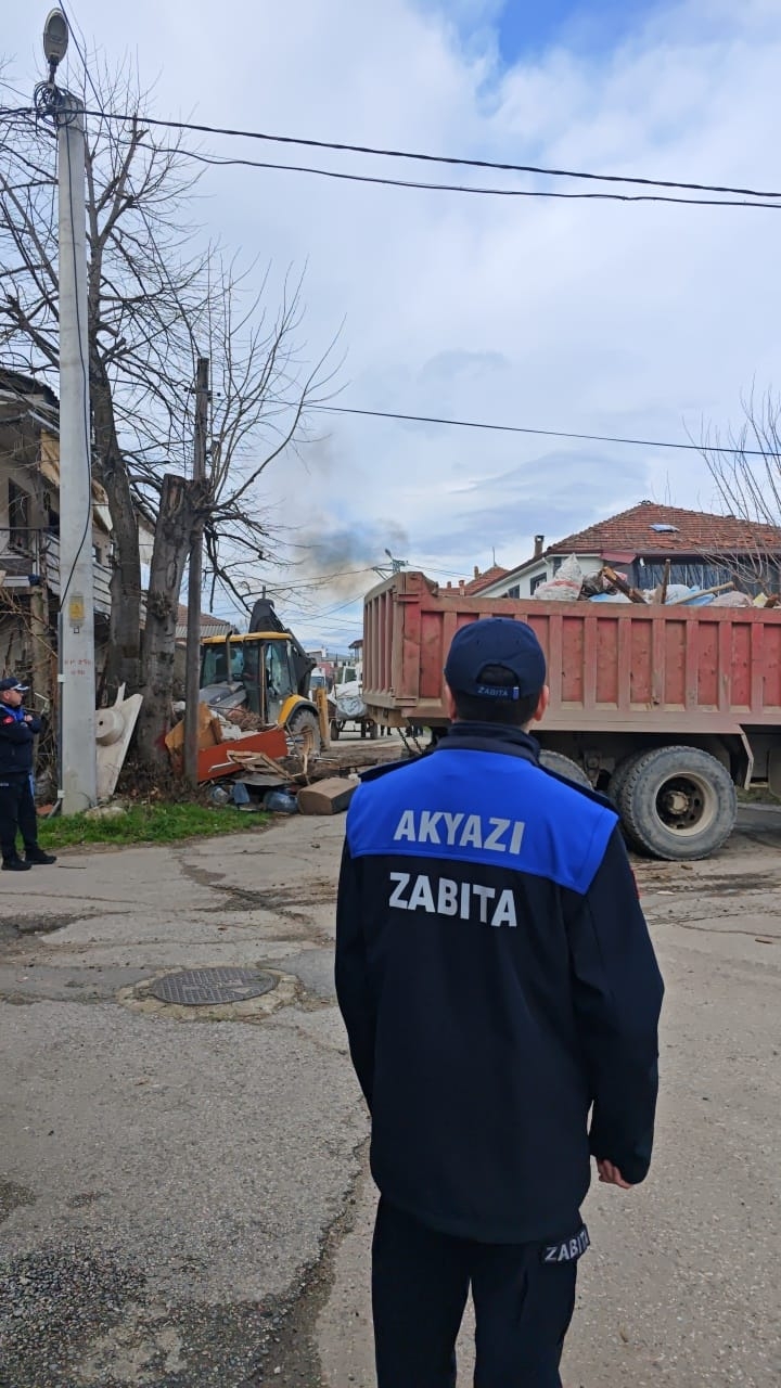 Akyazı'da evden kamyonlar dolusu çöp çıktı
