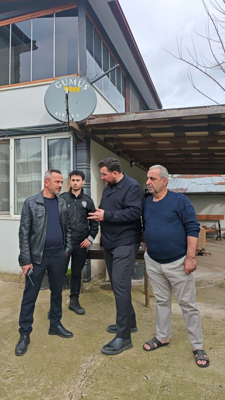 Akyazı'da evden kamyonlar dolusu çöp çıktı