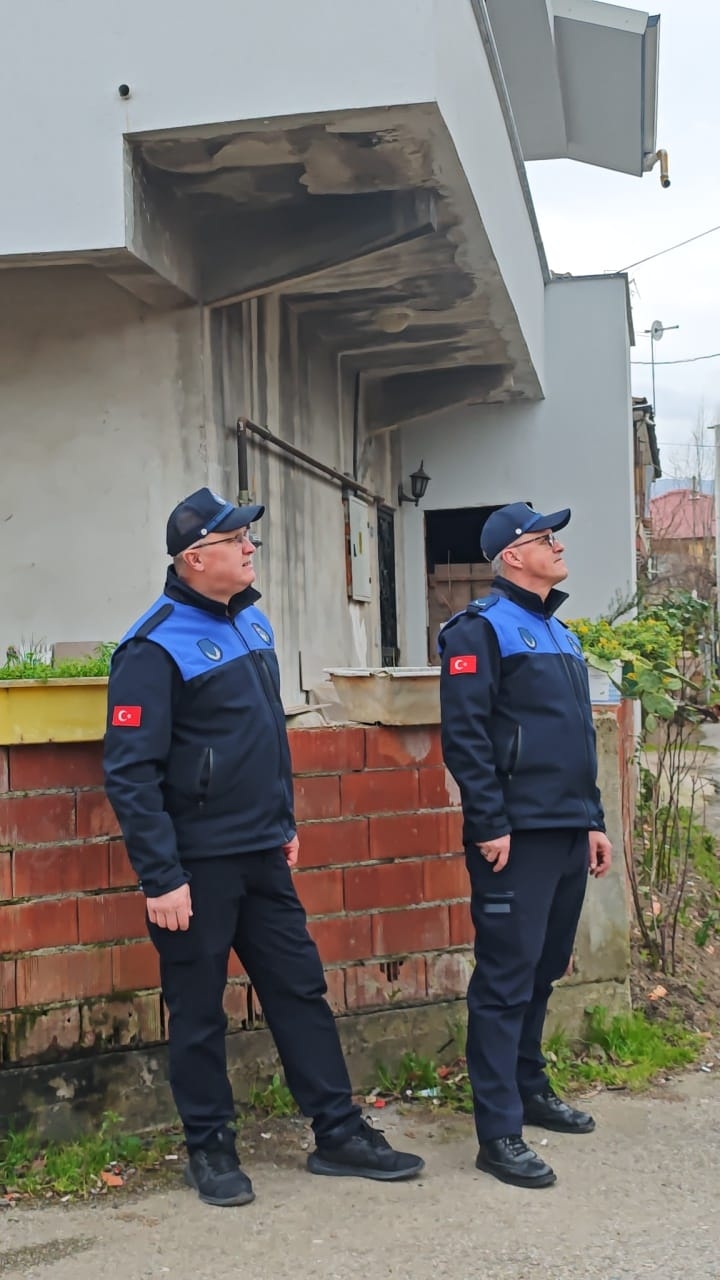 Akyazı'da evden kamyonlar dolusu çöp çıktı