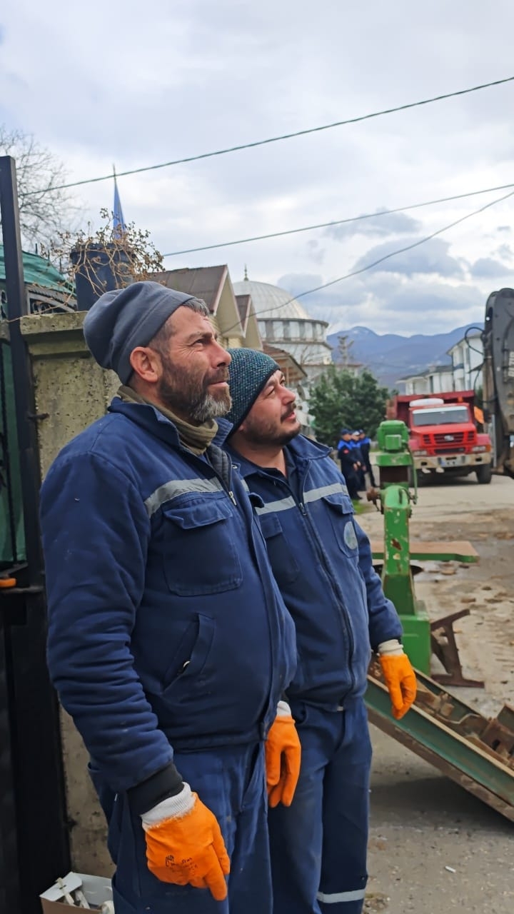 Akyazı'da evden kamyonlar dolusu çöp çıktı