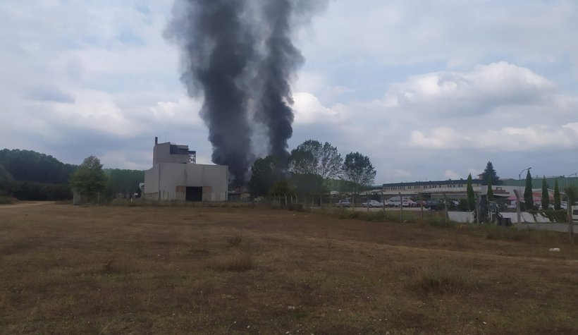 Akyazı da fabrikada büyük yangın yaralılar var