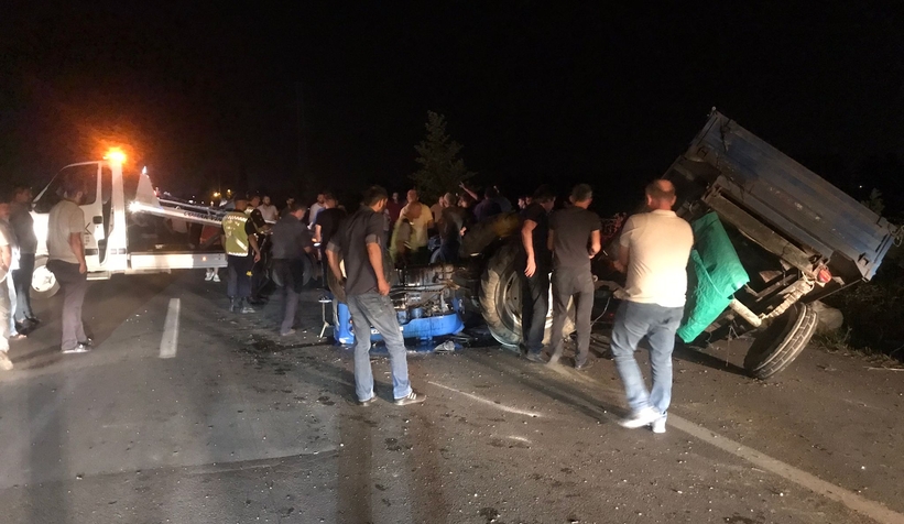 Akyazı'da feci kaza: 1'i ağır 2 yaralı