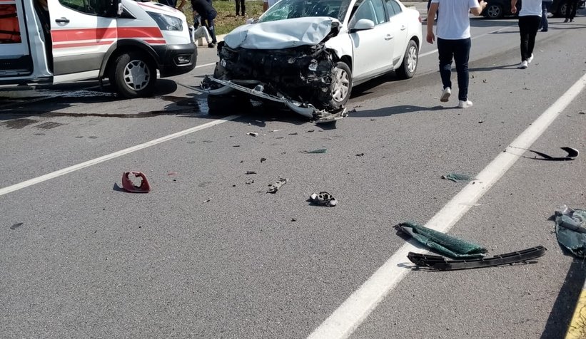 Akyazı'da feci kaza: 1'i ağır 4 yaralı