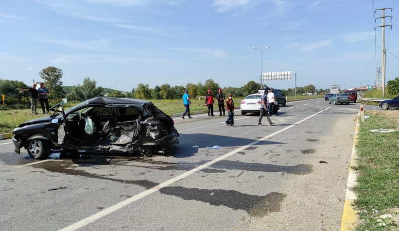 Akyazı'da feci kaza: 1'i ağır 4 yaralı