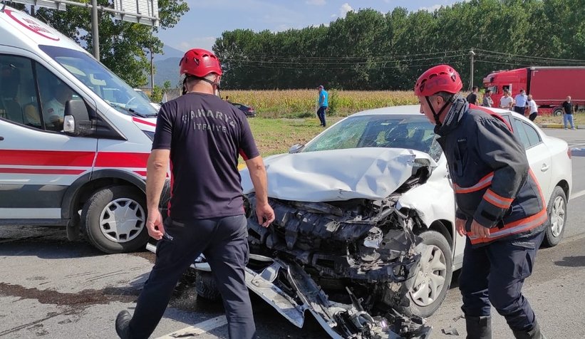 Akyazı'da feci kaza: 1'i ağır 4 yaralı