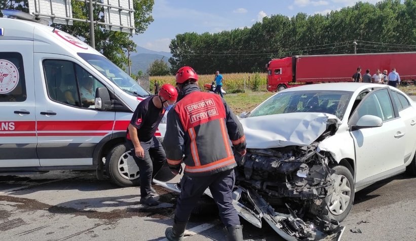 Akyazı'da feci kaza: 1'i ağır 4 yaralı