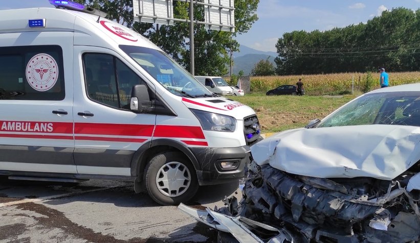 Akyazı'da feci kaza: 1'i ağır 4 yaralı