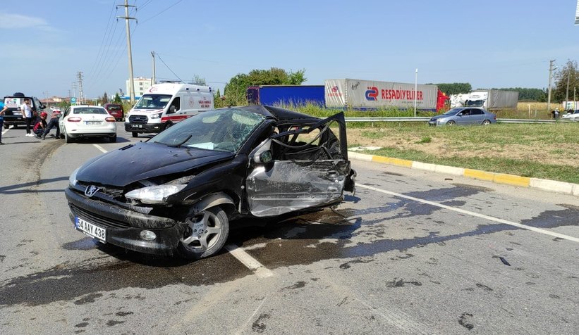 Akyazı'da feci kaza: 1'i ağır 4 yaralı