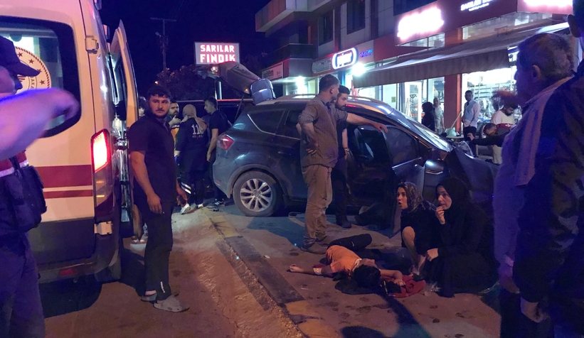 akyazi-da-feci-kaza-4-yaraliy1yvmxvos1