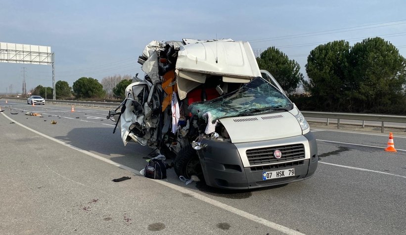 Akyazı'da feci kaza; bu araçtan yaralı kurtuldu