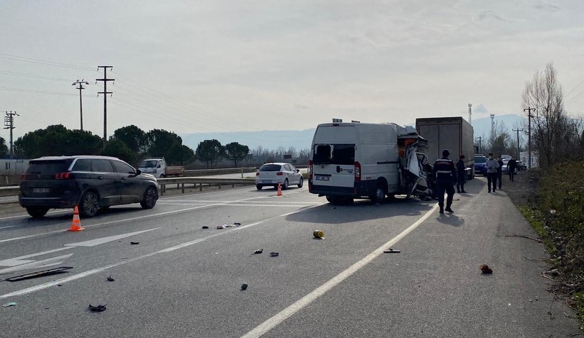 Akyazı'da feci kaza; bu araçtan yaralı kurtuldu