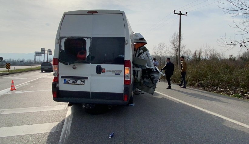Akyazı'da feci kaza; bu araçtan yaralı kurtuldu