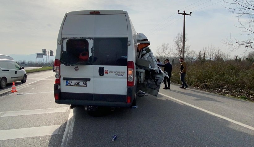 Akyazı'da feci kaza; bu araçtan yaralı kurtuldu