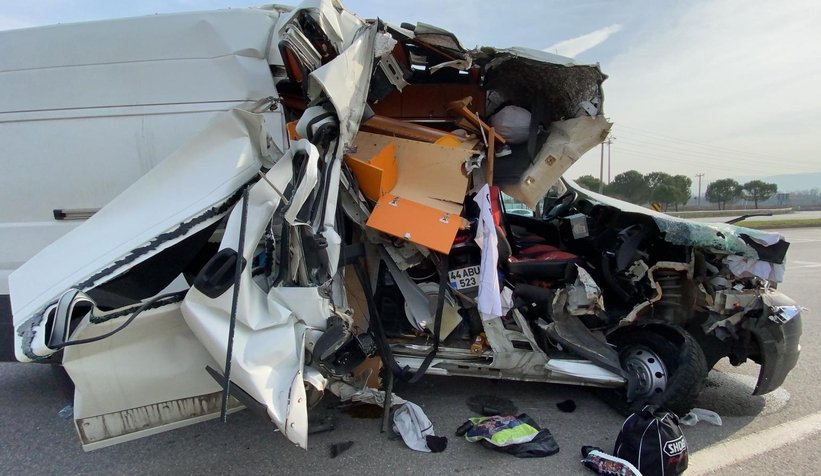 Akyazı'da feci kaza; bu araçtan yaralı kurtuldu