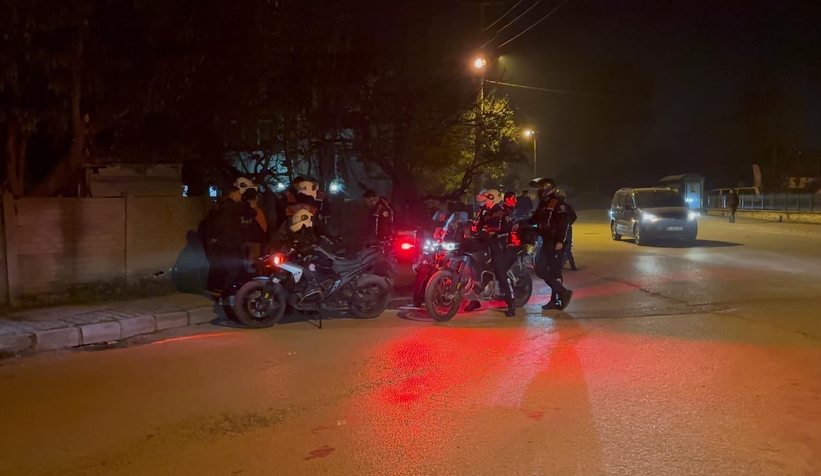 akyazi-da-gece-operasyonu-uyusturucu-ve-silahla-yakalandilarehevbdlvy2