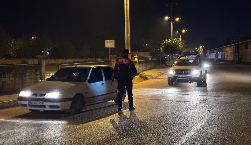 akyazi-da-gece-operasyonu-uyusturucu-ve-silahla-yakalandilarehevbdlvy2