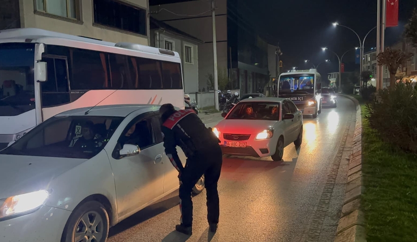 akyazi-da-gece-operasyonu-uyusturucu-ve-silahla-yakalandilarehevbdlvy2