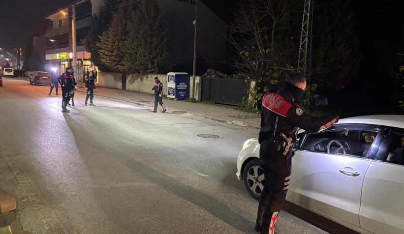 akyazi-da-gece-operasyonu-uyusturucu-ve-silahla-yakalandilarehevbdlvy2