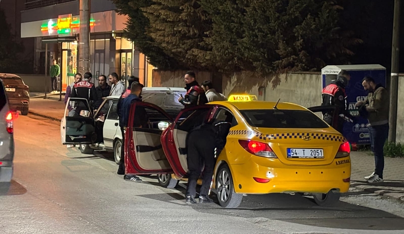 akyazi-da-gece-operasyonu-uyusturucu-ve-silahla-yakalandilarehevbdlvy2