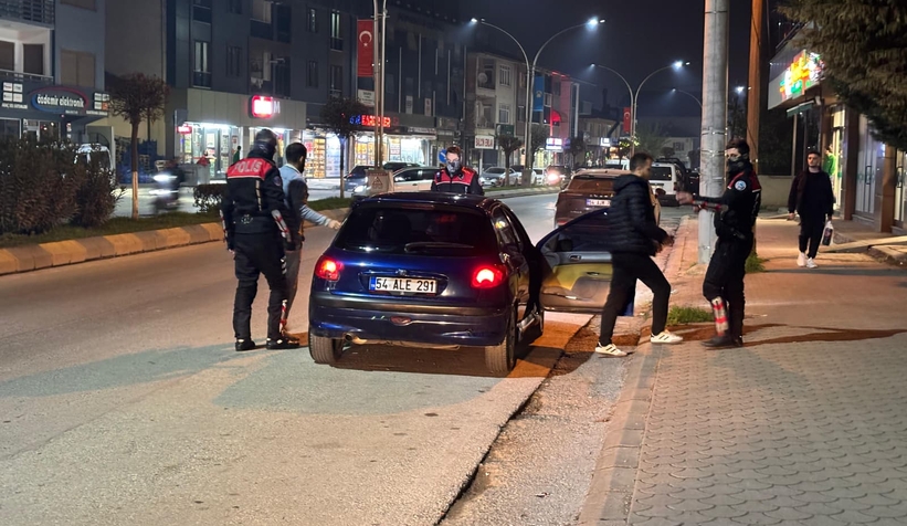 akyazi-da-gece-operasyonu-uyusturucu-ve-silahla-yakalandilarehevbdlvy2