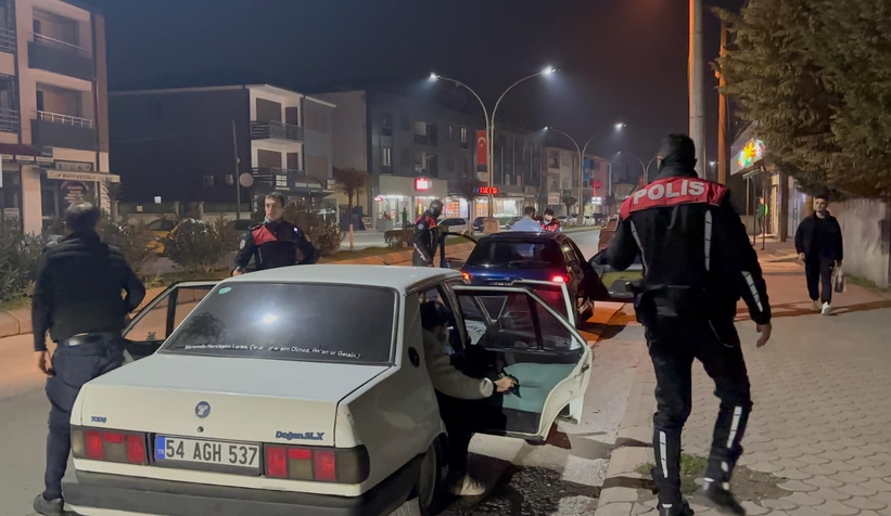 akyazi-da-gece-operasyonu-uyusturucu-ve-silahla-yakalandilarehevbdlvy2