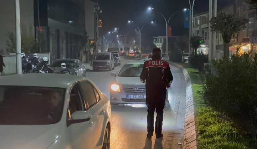 akyazi-da-gece-operasyonu-uyusturucu-ve-silahla-yakalandilarehevbdlvy2