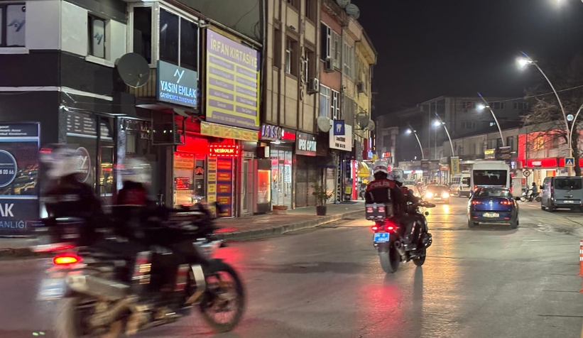 akyazi-da-gece-operasyonu-uyusturucu-ve-silahla-yakalandilarehevbdlvy2