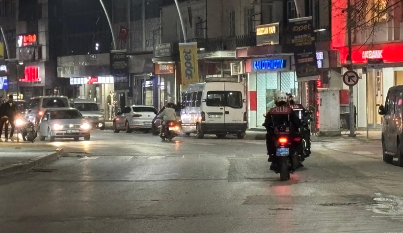 akyazi-da-gece-operasyonu-uyusturucu-ve-silahla-yakalandilarehevbdlvy2