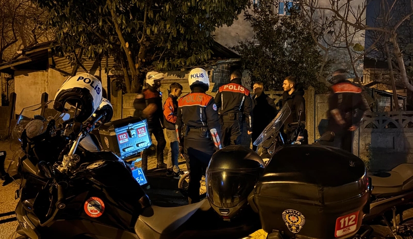 akyazi-da-gece-operasyonu-uyusturucu-ve-silahla-yakalandilarehevbdlvy2