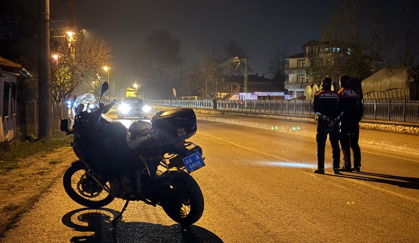 akyazi-da-gece-operasyonu-uyusturucu-ve-silahla-yakalandilarehevbdlvy2