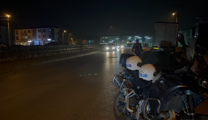 akyazi-da-gece-operasyonu-uyusturucu-ve-silahla-yakalandilarehevbdlvy2