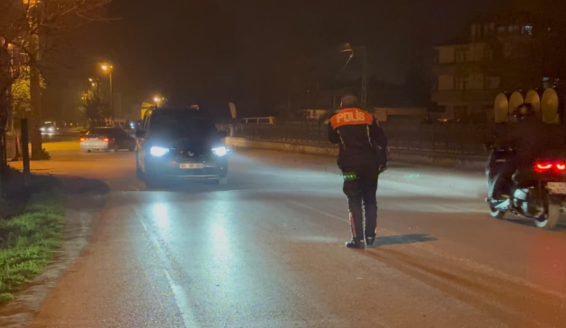 akyazi-da-gece-operasyonu-uyusturucu-ve-silahla-yakalandilarehevbdlvy2