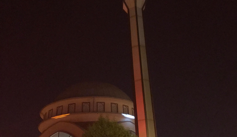 akyazi-da-genc-kiz-cami-minaresine-cikticwrqzvhbsw