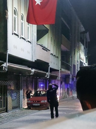 akyazi-da-gerilim-dolu-dakikalar-polis-ikna-edip-genci-kurtardir2hfqzuxcg