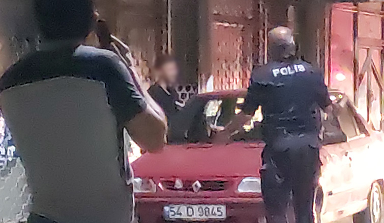akyazi-da-gerilim-dolu-dakikalar-polis-ikna-edip-genci-kurtardir2hfqzuxcg