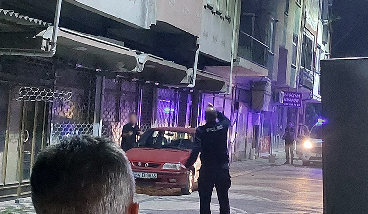 akyazi-da-gerilim-dolu-dakikalar-polis-ikna-edip-genci-kurtardir2hfqzuxcg