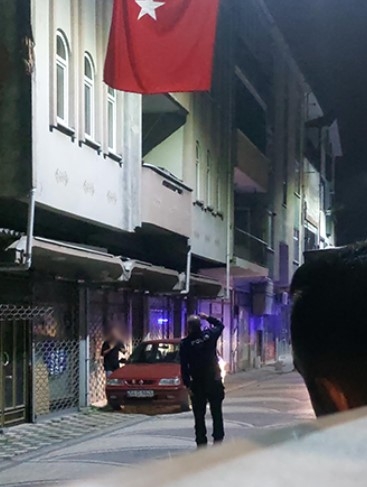 akyazi-da-gerilim-dolu-dakikalar-polis-ikna-edip-genci-kurtardir2hfqzuxcg