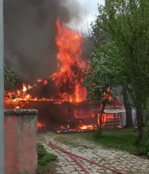 Akyazı'da gurbetçinin evi yandı